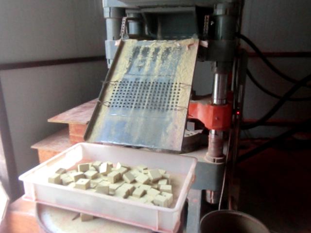 武汉客户���L��钩鱼饵压块机生��现场